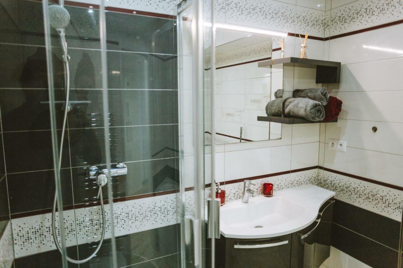 Design Apartment, The City Centre Close To The Health Spa ปิเอชตานี ภายนอก รูปภาพ