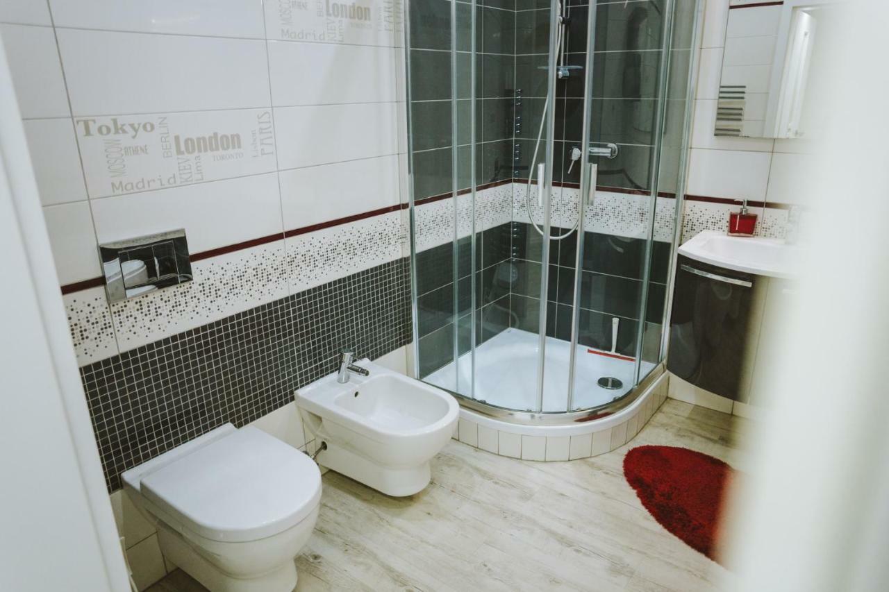 Design Apartment, The City Centre Close To The Health Spa ปิเอชตานี ภายนอก รูปภาพ