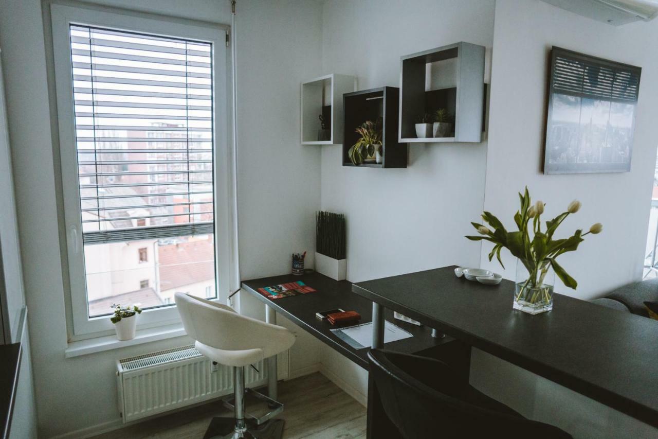 Design Apartment, The City Centre Close To The Health Spa ปิเอชตานี ภายนอก รูปภาพ