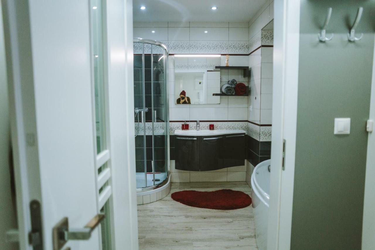 Design Apartment, The City Centre Close To The Health Spa ปิเอชตานี ภายนอก รูปภาพ