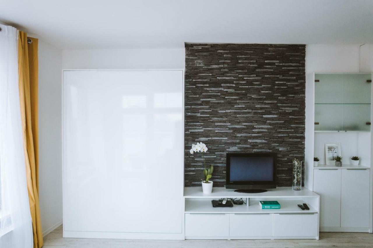 Design Apartment, The City Centre Close To The Health Spa ปิเอชตานี ภายนอก รูปภาพ