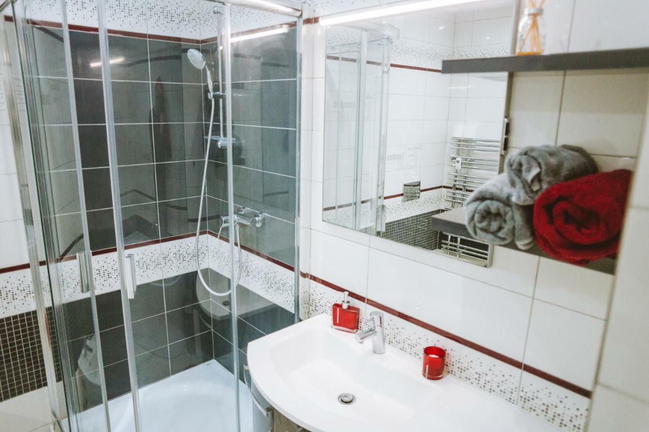Design Apartment, The City Centre Close To The Health Spa ปิเอชตานี ภายนอก รูปภาพ