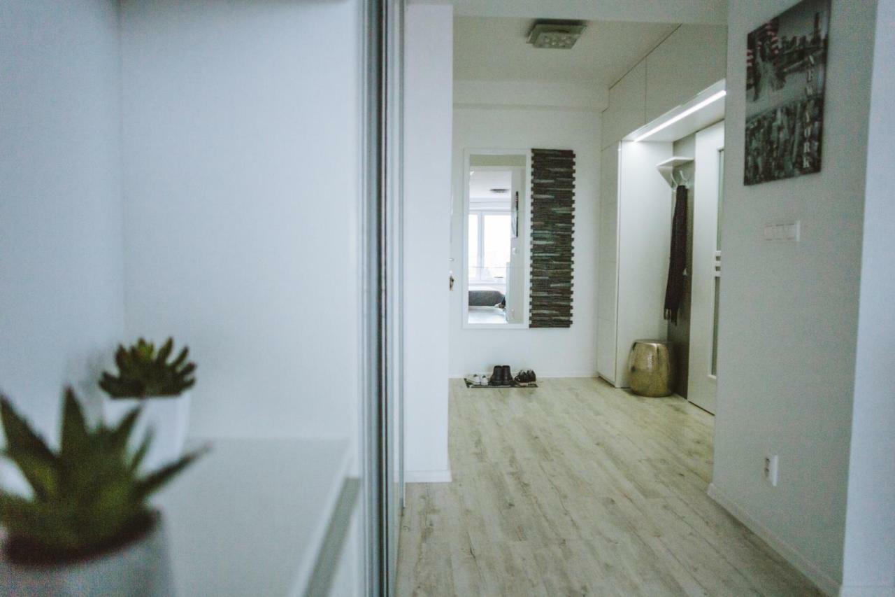 Design Apartment, The City Centre Close To The Health Spa ปิเอชตานี ภายนอก รูปภาพ