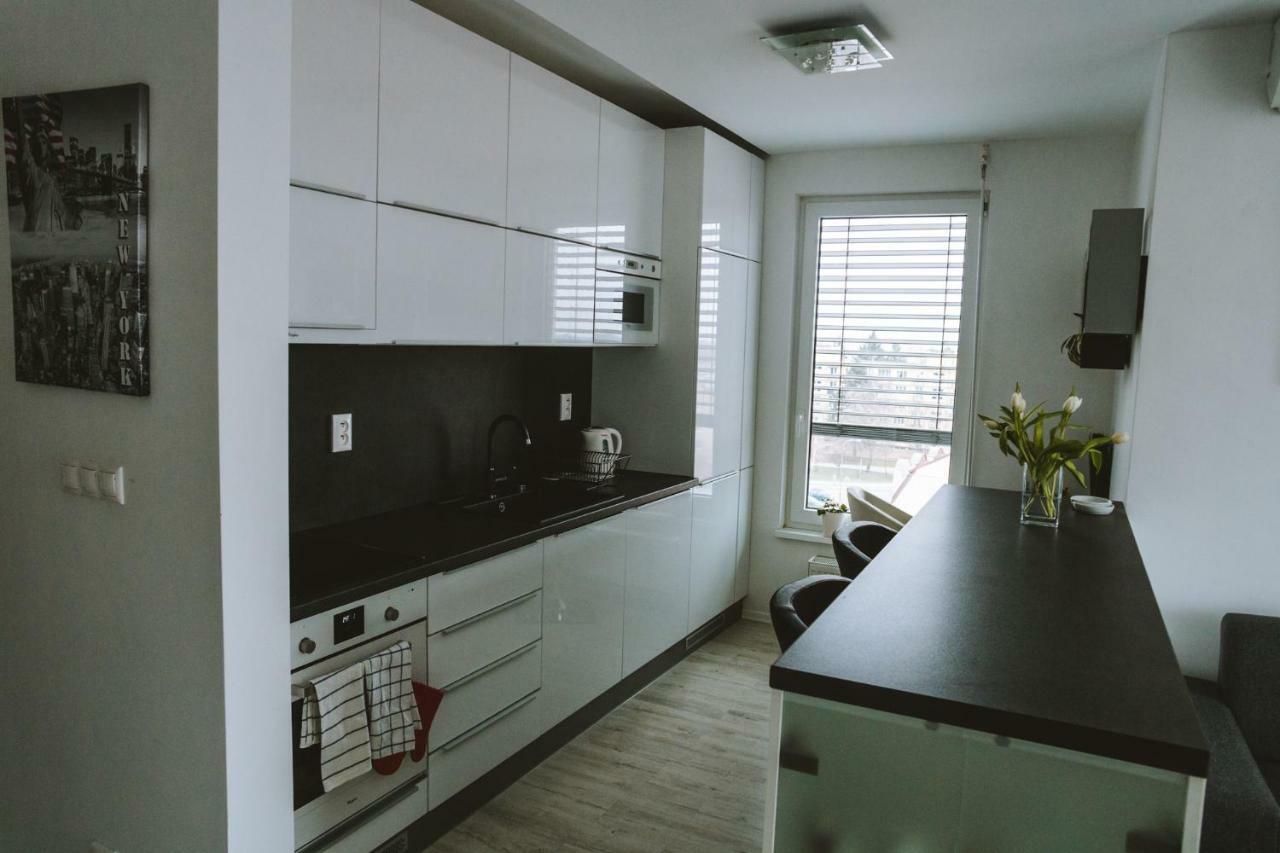Design Apartment, The City Centre Close To The Health Spa ปิเอชตานี ภายนอก รูปภาพ