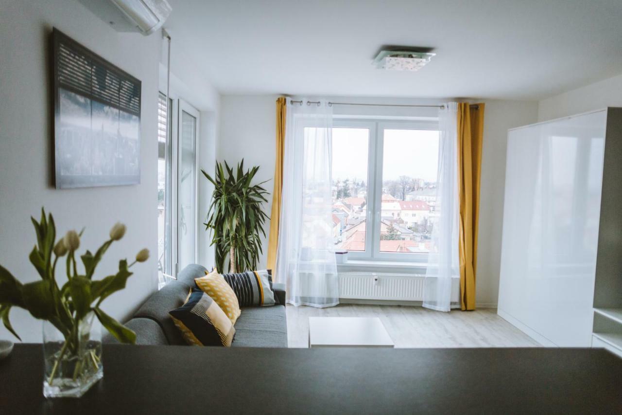 Design Apartment, The City Centre Close To The Health Spa ปิเอชตานี ภายนอก รูปภาพ